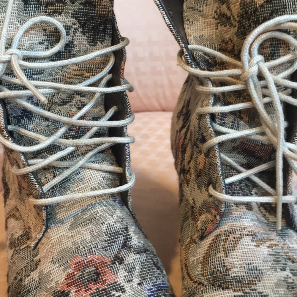 VINTAGE 90s Victorian Tapestry Boots - Picture 5 of 6